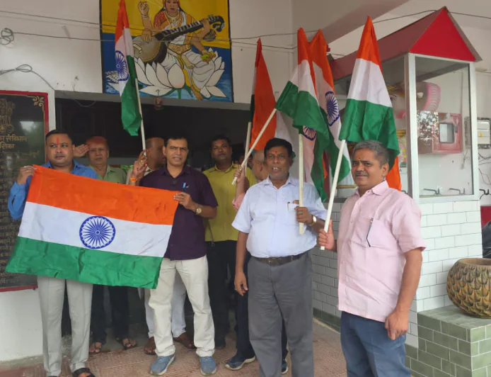 राष्ट्रीय ध्वज अंगीकरण दिवस पर भाजपा नेताओं ने फहराया तिरंगा