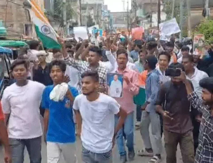 बिहार में NEET पेपर लीक पर छात्रों का उग्र प्रदर्शन आज भी जारी, कई जिलों में लाठीचार्ज, पटना में सड़क जाम कर जताया विरोध