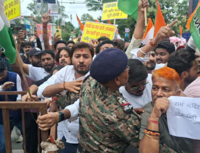 NEET विवाद पर रांची में सियासी संग्राम, बीजेपी-कांग्रेस कार्यकर्ता आमने-सामने, अंडे-टमाटर फेंके गए, पुलिस ने संभाला मोर्चा