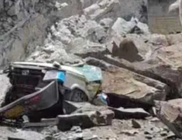 BIG BREAKING : हिमाचल के चंबा में बड़ा हादसा, चलती कार पर गिरी चट्टानें, 13 की मौत