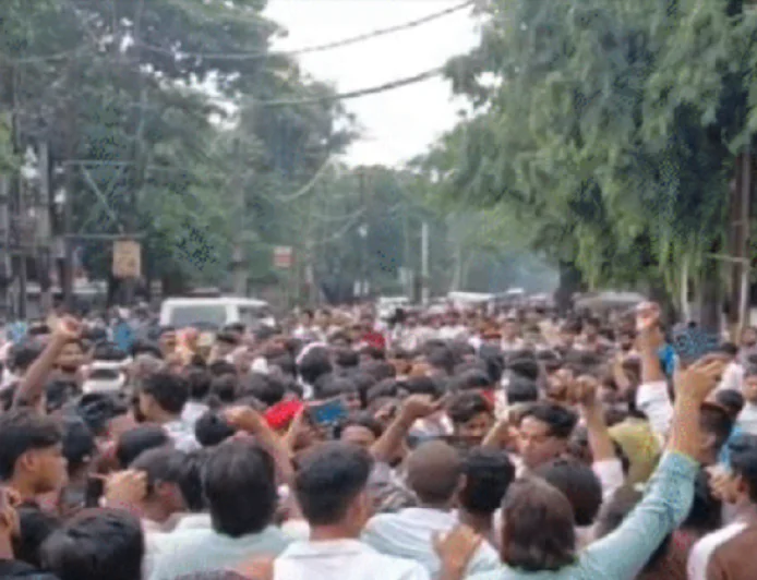 NEET पेपर लीक पर बिहार में उग्र प्रदर्शन जारी, बक्सर-समस्तीपुर समेत 8 जिलों में छात्रों का हंगामा, मुजफ्फरपुर में इंटरनेट बंद, पटना में हाई अलर्ट