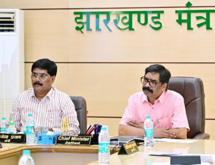 CM हेमंत सोरेन ने की उत्पाद विभाग की समीक्षा बैठक, अवैध शराब कारोबार पर दिखाई सख्ती, विभाग में रिक्त पद भरने के दिए आदेश