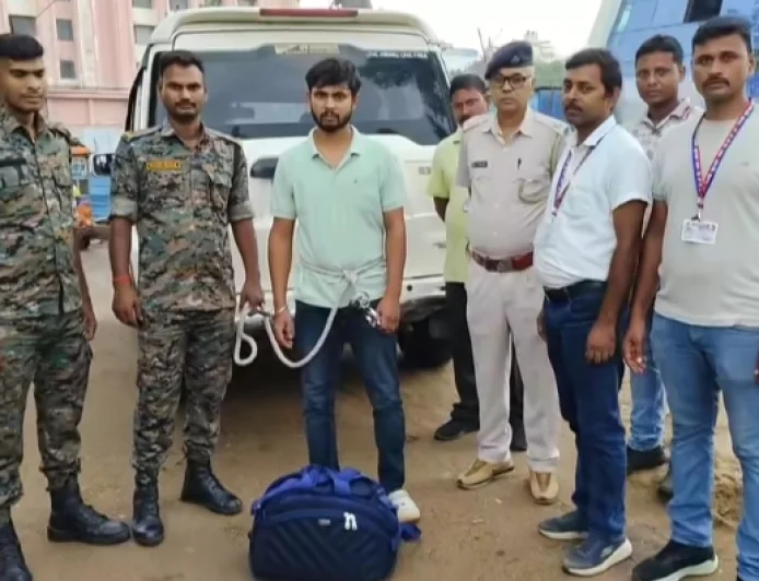 आरपीएफ की गया जंक्शन पर बड़ी कार्रवाई, 7.650 लीटर अंग्रेजी शराब के साथ युवक गिरफ्तार, उत्पाद विभाग को सौंपा