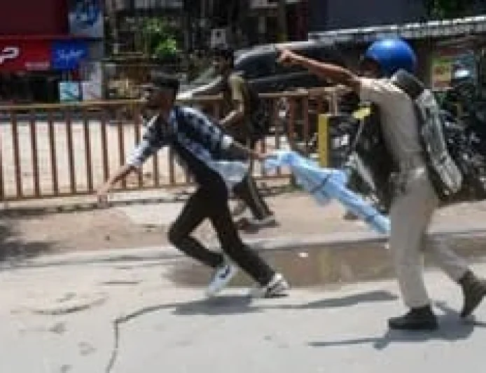 पटना में बिहार बंद के दौरान बवाल, डाकबंगला चौराहे पर लाठीचार्ज; तेज प्रताप यादव हिरासत में