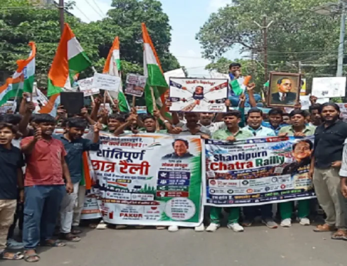 पाकुड़ में NEET-UGC पेपर लीक पर छात्रों का प्रदर्शन, पीएम मोदी और शिक्षा मंत्री धर्मेंद्र प्रधान का फूंका पुतला