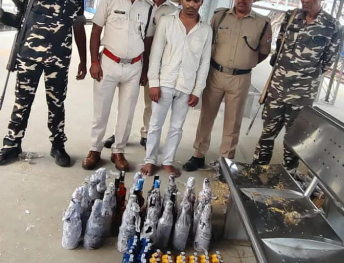 गया जंक्शन पर 39.63 लीटर अंग्रेजी शराब के साथ तस्कर गिरफ्तार, उत्पाद विभाग को सौंपा गया