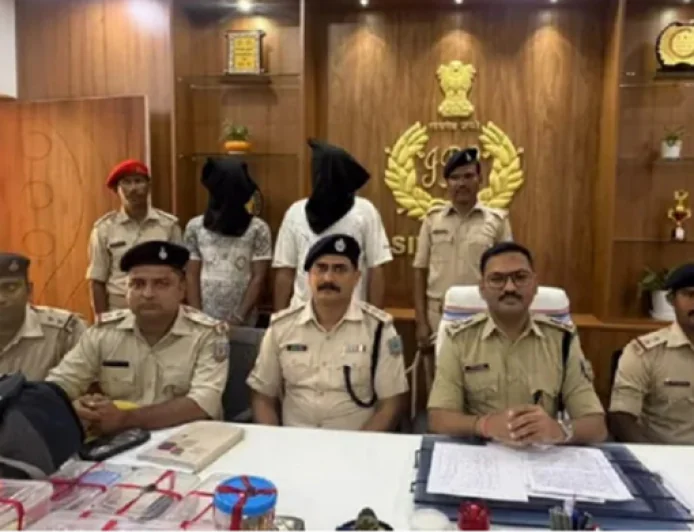 सिमडेगा पुलिस ने अंतर्राज्यीय चोर गिरोह का किया पर्दाफाश, दो गिरफ्तार, 30 लाख रुपये के जेवर, नकदी और बाइक बरामद