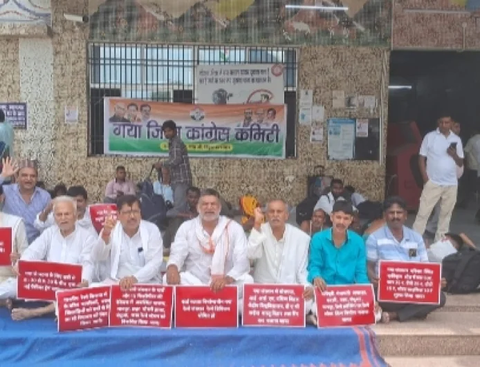 गया रेल्वे जंक्शन को रेल्वे डिविजन बनाने सहित अन्य मांगों को लेकर कॉंग्रेस पार्टी का विशाल धरना प्रदर्शन