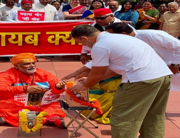 पुजारी बनकर संसद पहुंचे पप्पू यादव, राहुल गांधी ने दिया चंदा, दान के पैसे लेकर भागे सांसद, 'चंदा चोर-गद्दी छोड़' के लगे नारे