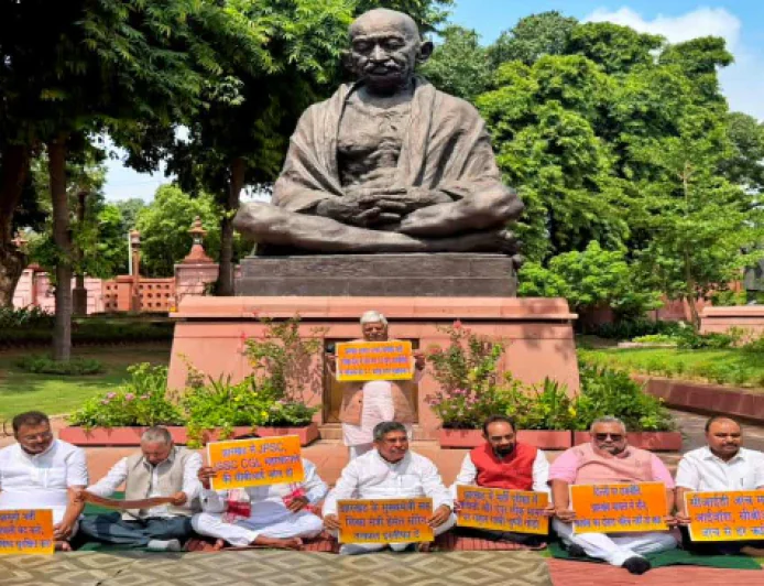 झारखंड के BJP सांसदों का संसद परिसर में मौन प्रदर्शन, झारखंड में भर्ती परीक्षाओं में कथित भ्रष्टाचार का विरोध, CBI जांच की मांग