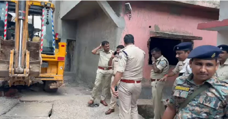 वासेपुर में गैंगस्टर प्रिंस खान के घर पर बुलडोजर एक्शन, धनबाद पुलिस ने अवैध मकान कराया ध्वस्त