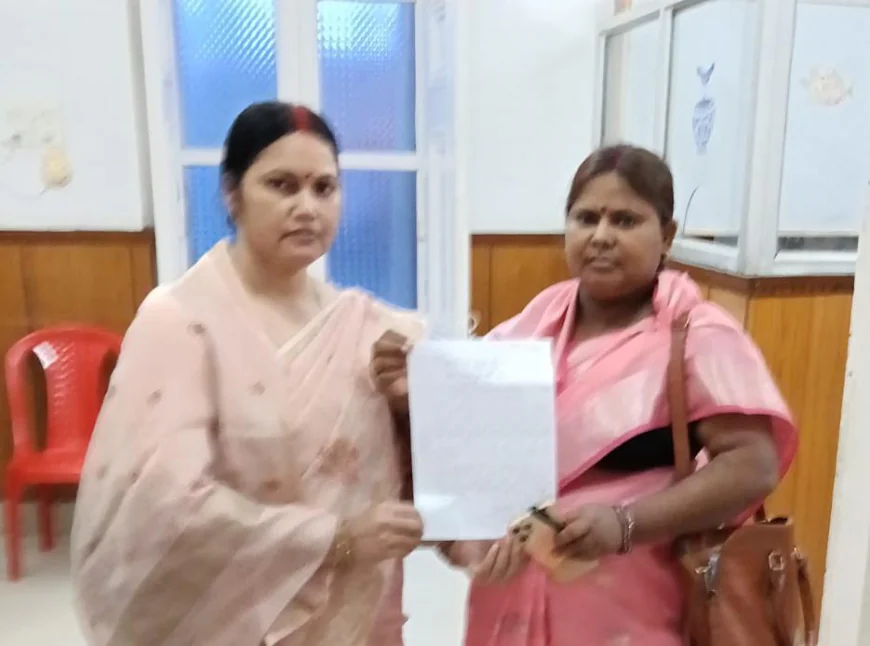 जनता पूछ रही जवाब'—नगर आयुक्त की स्थायी नियुक्ति को लेकर पार्षदों का प्रदर्शनात्मक ज्ञापन