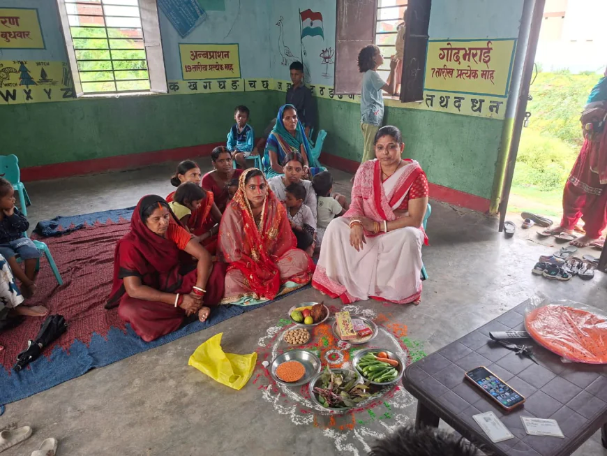 आंगनबाड़ी केंद्र पर गर्भवती महिलाओं को नव नियुक्त सेविका द्वारा किया गया गोदभराई कार्यक्रम