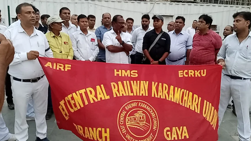 आगरा कैंट घटना के विरोध में गया जंक्शन पर रेल कर्मचारियों का प्रदर्शन, दोषियों पर कड़ी कार्रवाई की मांग
