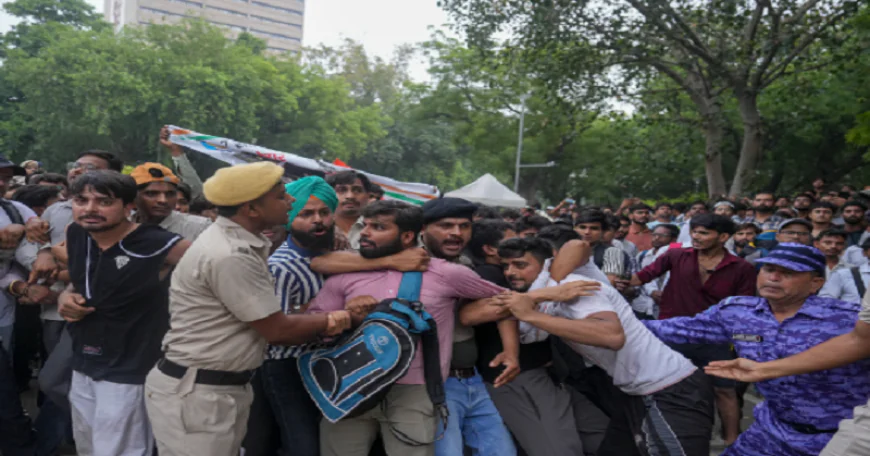BIG NEWS : कॉकरोच जनता पार्टी समर्थकों को पुलिस ने जंतर-मंतर से हटाया, CJP बोली : निहत्थों को पीटा, संसद मार्च में भी लाठीचार्ज