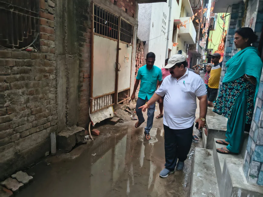 नाले के पानी में उतरे नगर आयुक्त, मौके पर दिए निर्देश; लोगों ने कहा—'ऐसे अधिकारी पहली बार देखे'