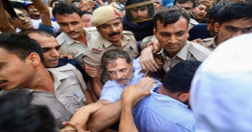 PM आवास के बाहर राहुल गांधी का हाई-वोल्टेज प्रदर्शन, हिरासत से पहले सड़क पर लेटे; अखिलेश यादव भी पहुंचे समर्थन में