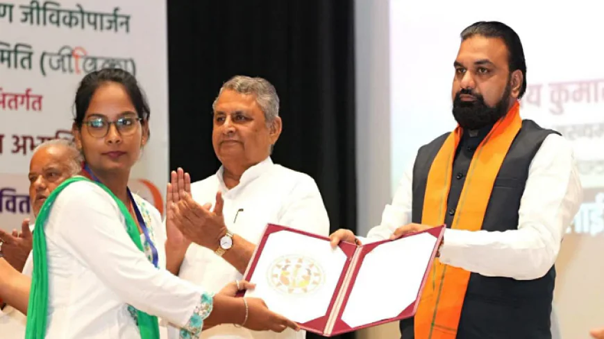 बिहार में नियुक्ति-पत्र वितरण समारोह, CM सम्राट चौधरी ने 2,446 अभ्यर्थियों को दिए अपॉइंटमेंट लेटर