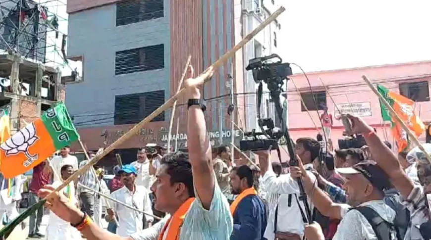 BIG NEWS : पटना में सदाकत आश्रम के सामने भाजपा-कांग्रेस कार्यकर्ताओं में जोरदार झड़प, चले लाठी-डंडे, एक-दूसरे के खिलाफ जमकर की नारेबाजी