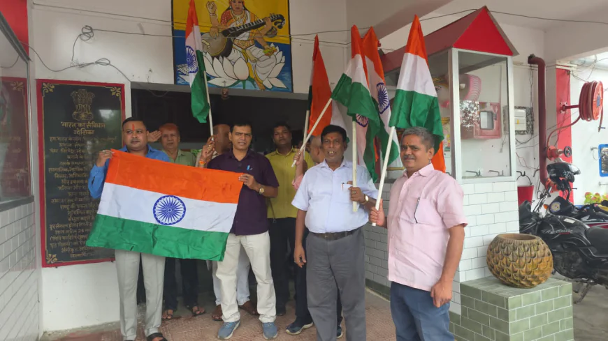 राष्ट्रीय ध्वज अंगीकरण दिवस पर भाजपा नेताओं ने फहराया तिरंगा
