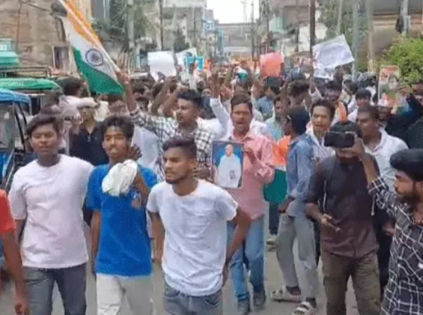 बिहार में NEET पेपर लीक पर छात्रों का उग्र प्रदर्शन आज भी जारी, कई जिलों में लाठीचार्ज, पटना में सड़क जाम कर जताया विरोध