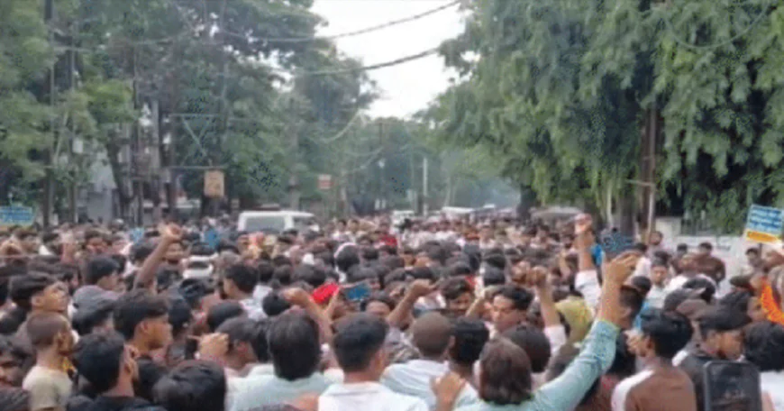 NEET पेपर लीक पर बिहार में उग्र प्रदर्शन जारी, बक्सर-समस्तीपुर समेत 8 जिलों में छात्रों का हंगामा, मुजफ्फरपुर में इंटरनेट बंद, पटना में हाई अलर्ट