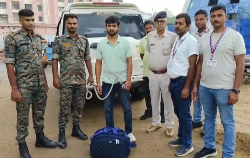 आरपीएफ की गया जंक्शन पर बड़ी कार्रवाई, 7.650 लीटर अंग्रेजी शराब के साथ युवक गिरफ्तार, उत्पाद विभाग को सौंपा