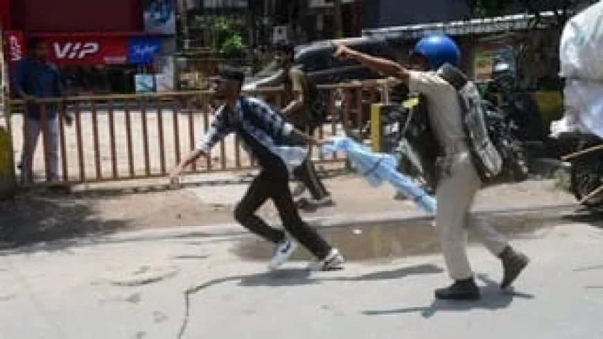 पटना में बिहार बंद के दौरान बवाल, डाकबंगला चौराहे पर लाठीचार्ज; तेज प्रताप यादव हिरासत में