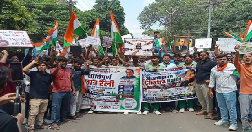 पाकुड़ में NEET-UGC पेपर लीक पर छात्रों का प्रदर्शन, पीएम मोदी और शिक्षा मंत्री धर्मेंद्र प्रधान का फूंका पुतला