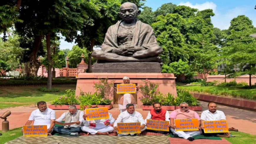 झारखंड के BJP सांसदों का संसद परिसर में मौन प्रदर्शन, झारखंड में भर्ती परीक्षाओं में कथित भ्रष्टाचार का विरोध, CBI जांच की मांग