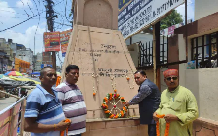 भारत छोड़ो आंदोलन की वर्षगांठ पर शहीद स्मारक पर अर्पित की श्रद्धांजलि