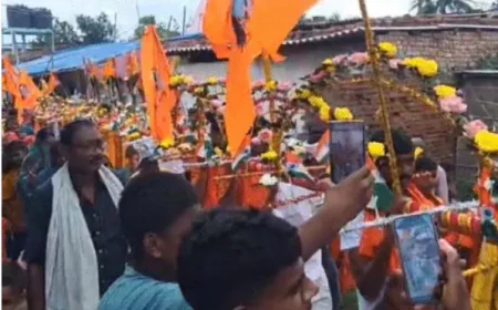 मुजफ्फरपुर-भागलपुर में शिवभक्तों पर हेलिकॉप्टर से फूलों की बारिश, बेगूसराय में श्रद्धालुओं की लगी 2 किमी लंबी कतार