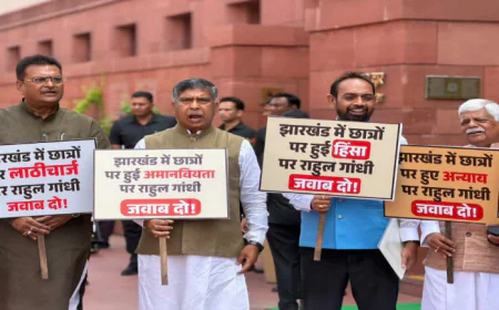 छात्रों पर हुए लाठीचार्ज के विरोध में झारखंड BJP सांसदों ने संसद परिसर में किया प्रदर्शन, बोले : राहुल गांधी के इशारे पर हुआ ये सब 