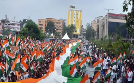 स्वतंत्रता दिवस पर निकली विशाल तिरंगा यात्रा, भूख हड़ताल पर बैठे छात्र भी व्हीलचेयर पर बैठकर यात्रा में हुए शामिल