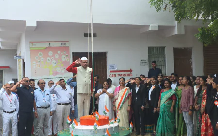 स्वतंत्रता दिवस पर डॉ. मनीष पंकज मिश्रा ने फहराया तिरंगा, राष्ट्रहित को सर्वोच्च प्राथमिकता देने का किया आह्वान