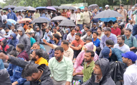 JSSC CGL रद्द को लेकर प्रोजेक्ट भवन के सामने कर्मचारियों का विरोध प्रदर्शन, बोले : मांग पूरी नहीं होने तक बैठे रहेंगे यहीं