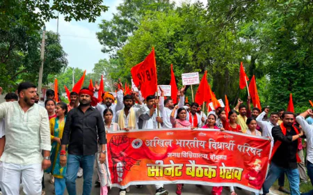 छात्रहित के 32 सूत्री मांगों को लेकर अखिल भारतीय विद्यार्थी परिषद का प्रदर्शन, कुलपति को सौंपा मांग-पत्र