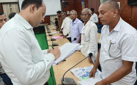 ज़िला पदाधिकारी के जनता दरबार में आये लगभग 100 फरियादी