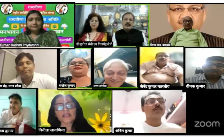 शब्दवीणा के "मनभावन सावन" काव्यगोष्ठी में बादल, बारिश, प्रकृति, एवं रक्षाबंधन पर पढ़ी गयीं रचनाएँ, पतवारों की आदत छोड़ो, तैर के दरिया पार करो, सुनो सहेली सावन आया, मनमोहक मनभावन आया