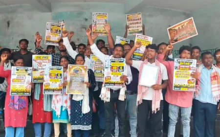 संथाली प्रश्न-पत्र में सिलेबस से बाहर के सवालों से आक्रोशित छात्रों ने किया प्रदर्शन, दी रांची में आंदोलन की चेतावनी