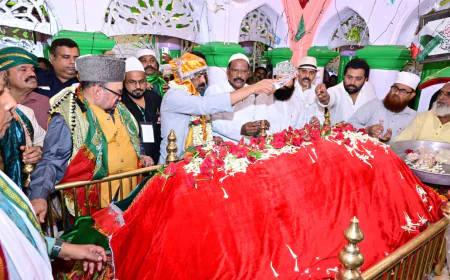 हजरत कुतुबुद्दीन रिसालदार बाबा के 219वें उर्स में शामिल हुए CM हेमंत सोरेन, चादरपोशी कर राज्य की खुशहाली की मांगी दुआ
