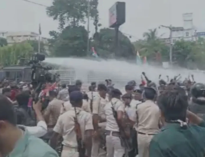 पटना में प्रदर्शनकारियों पर वॉटर कैनन का इस्तेमाल, पुलिस के साथ झड़प, इनकम टैक्स गोलंबर पर हंगामा