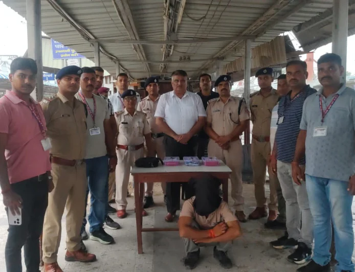 ऑपरेशन नारकोश में आरपीएफ की बड़ी सफलता, गया स्टेशन से 22.07 लाख रुपये की अफीम के साथ तस्कर गिरफ्तार
