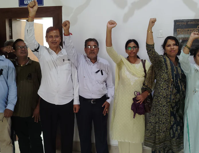 बिहार विश्वविद्यालय अधिनियम-2026 के विरोध में ए.एम. कॉलेज के शिक्षक-कर्मचारी आंदोलनरत, काला बिल्ला लगाकर किया विरोध