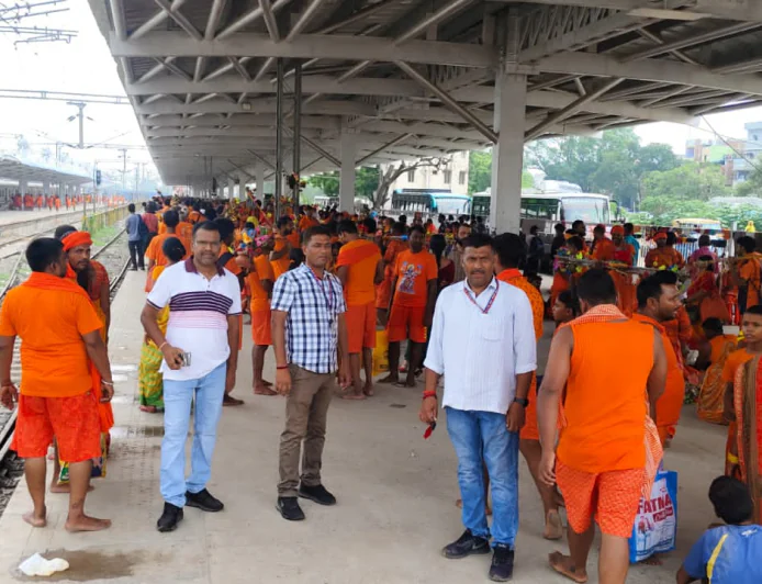 रेलवे सुरक्षा बल का विशेष सुरक्षा अभियान, यात्रियों को किया जागरूक