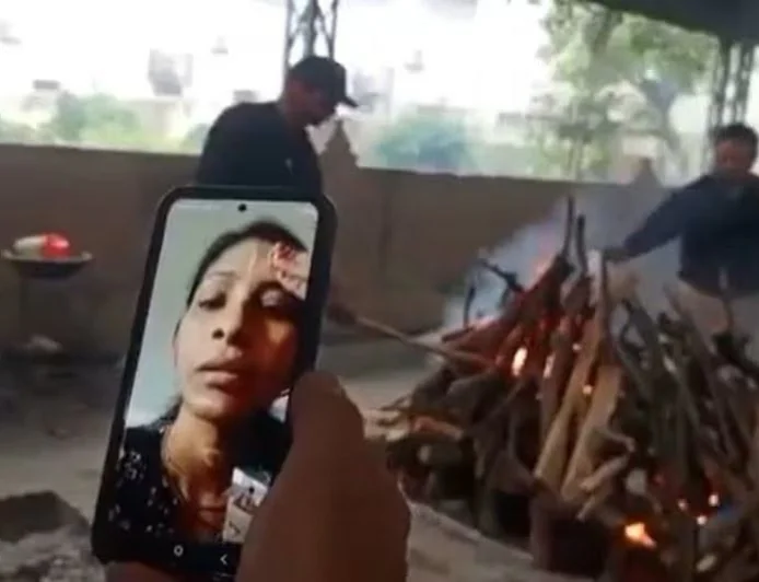 पिता के अंतिम संस्कार में भी नहीं आई तीनों बेटियां, वीडियो कॉल पर अंतिम संस्कार देखा और आश्रमवालों को कहा - अस्थियाँ गंगा में बहा दो
