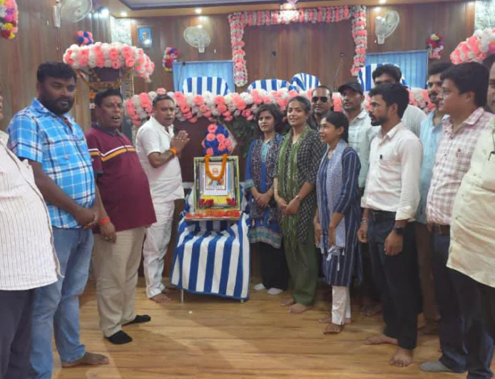 शीर्षक: गुरुदेव रवीन्द्रनाथ टैगोर की पुण्यतिथि पर श्रद्धांजलि, उनके आदर्शों पर चलने का आह्वान