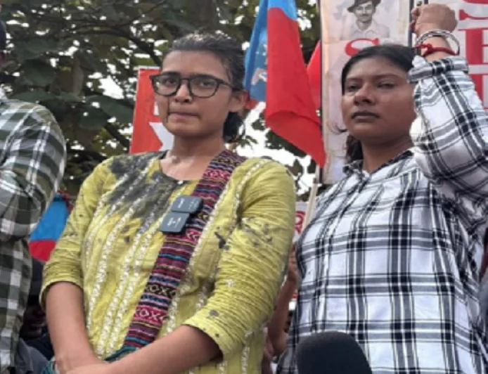 रांची में AISA अध्यक्ष नेहा बोरा पर फेंकी गई स्याही, परीक्षा धांधली के खिलाफ घेरने निकली थीं विधानसभा, बोले CM हेमंत सोरेन : छात्रों से बातचीत को तैयार हैं हम