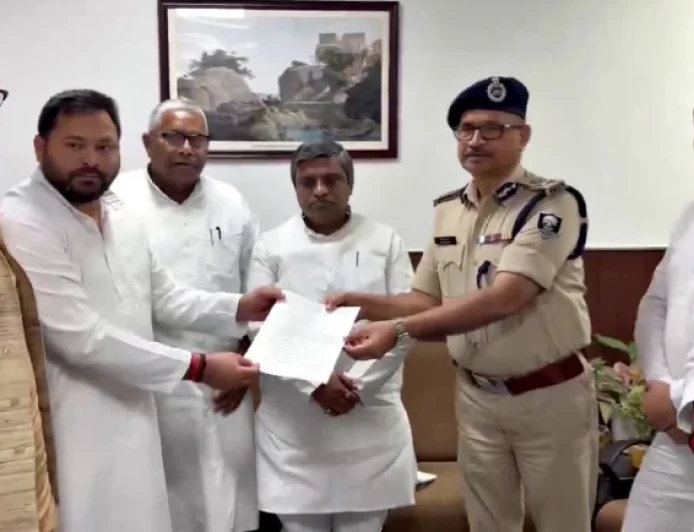 'AK-47 चलाने का आदेश किसने दिया?' DGP विनय कुमार से मिलकर तेजस्वी यादव ने उठाए सवाल