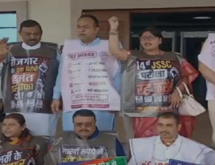 JPSC-JSSC Protest : 'JPSC रेट चार्ट' पहनकर विधानसभा पहुंचे BJP विधायक, सदन में हंगामा, अनशनकारी छात्र राहुल की बिगड़ी तबीयत